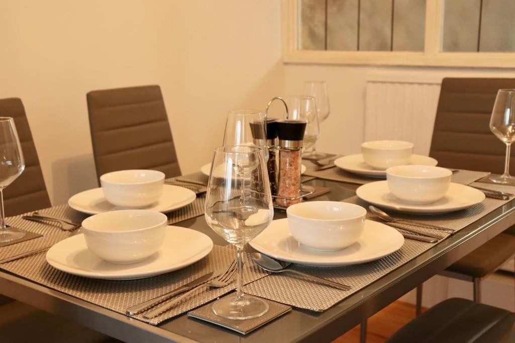 Lovely Staycation With Family Free Parking & Wifi Leeds  Exterior foto