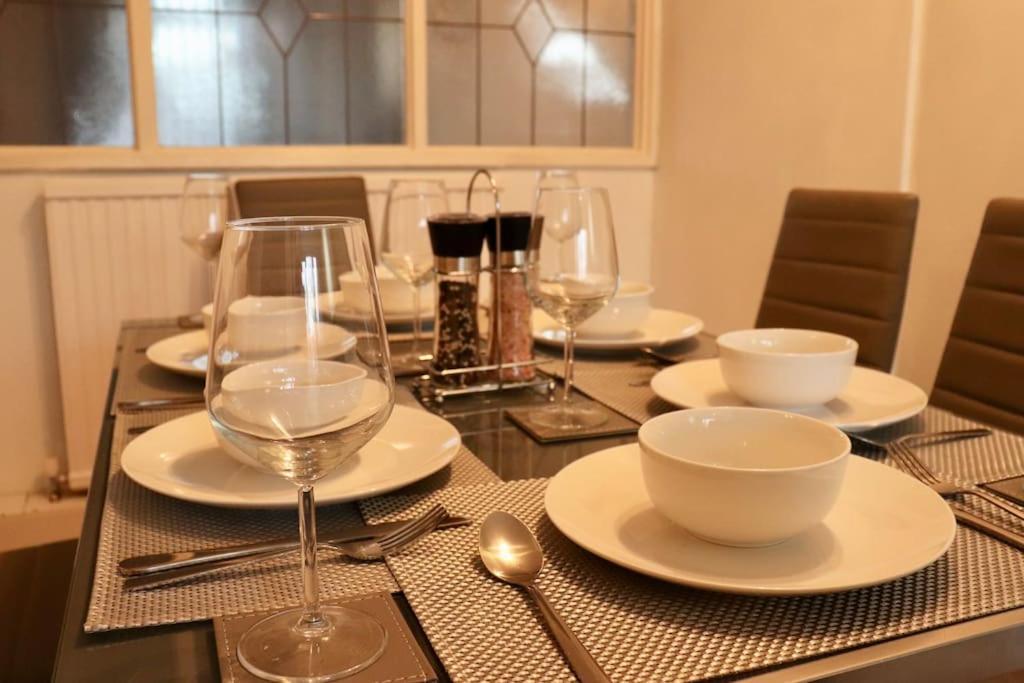 Lovely Staycation With Family Free Parking & Wifi Leeds  Exterior foto