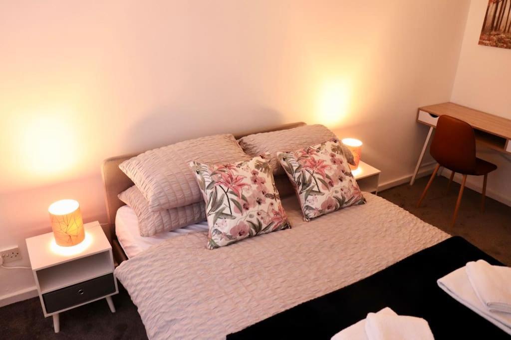 Lovely Staycation With Family Free Parking & Wifi Leeds  Exterior foto