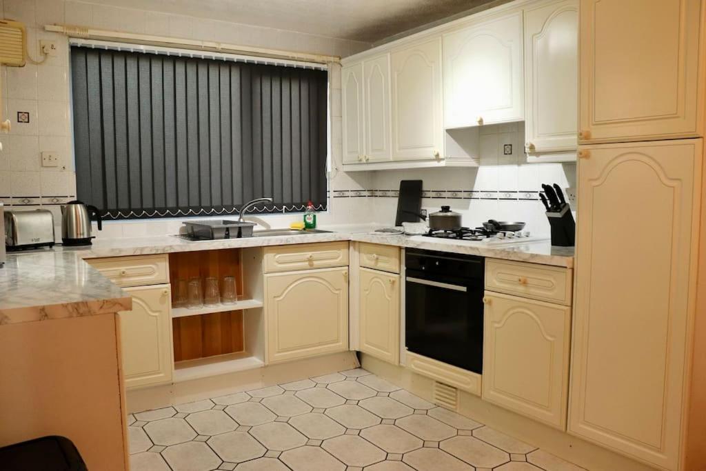 Lovely Staycation With Family Free Parking & Wifi Leeds  Exterior foto