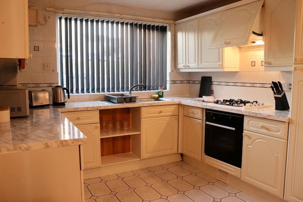 Lovely Staycation With Family Free Parking & Wifi Leeds  Exterior foto