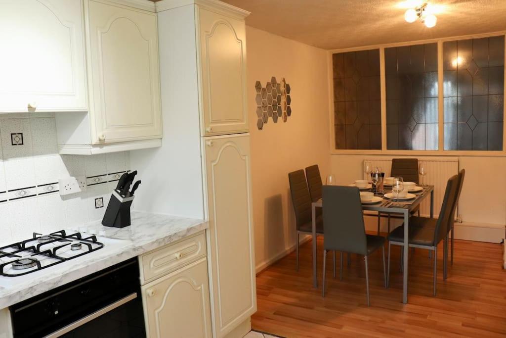 Lovely Staycation With Family Free Parking & Wifi Leeds  Exterior foto