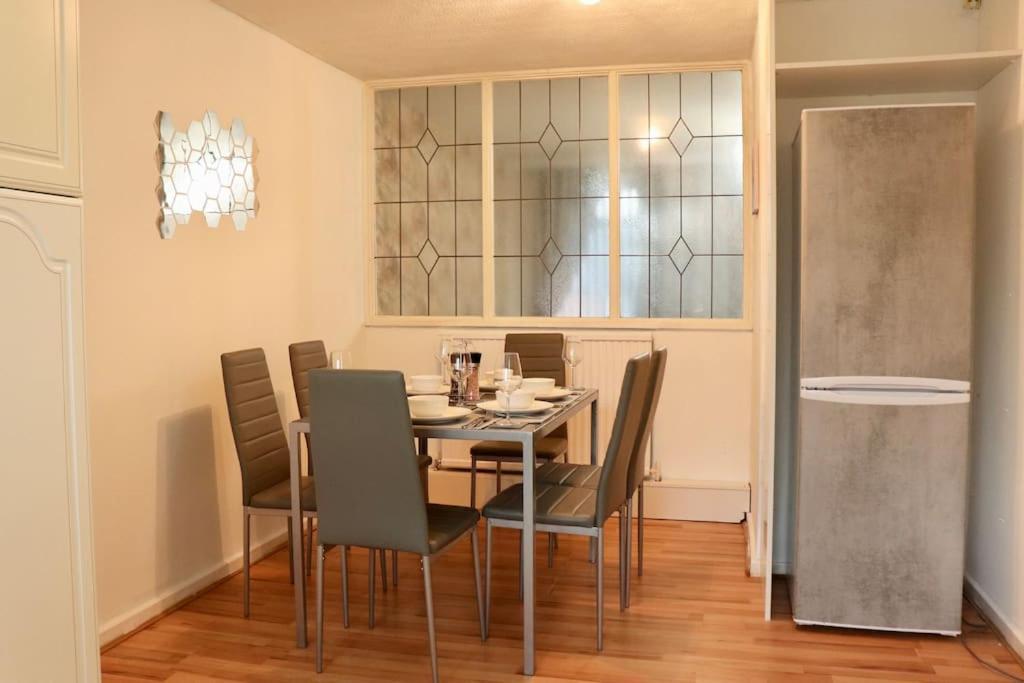 Lovely Staycation With Family Free Parking & Wifi Leeds  Exterior foto